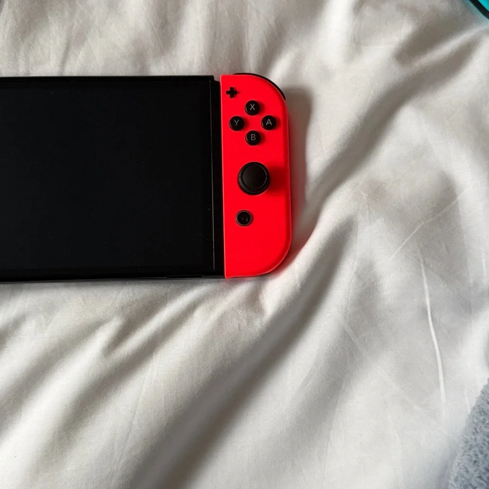 Nintendo oled included with HDMI wire and usb charger